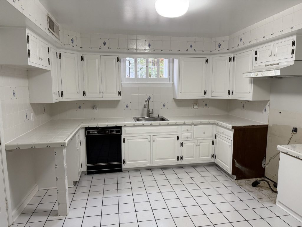 Kitchen before the remodel in Old Town Alexandria, VA